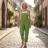 Amalia - Bequeme bedruckte Latzhose - von einem Model getragen