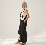 Anneliese - Bequeme bedruckte Latzhose - Vorderansicht am Model
