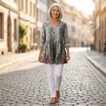Sloane | Lange Bluse mit Muster - im Alltag getragen