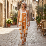 Josefa - Bequeme bedruckte Latzhose - von einem Model getragen