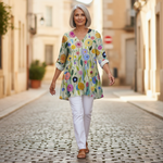 Remi | Lange Bluse mit Muster - im Alltag getragen