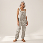 Dagmar - Bequeme bedruckte Latzhose - von einem Model getragen