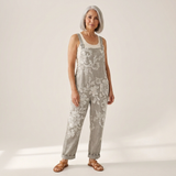 Dagmar - Bequeme bedruckte Latzhose - von einem Model getragen