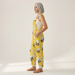 Ilse - Bequeme bedruckte Latzhose - Vorderansicht am Model