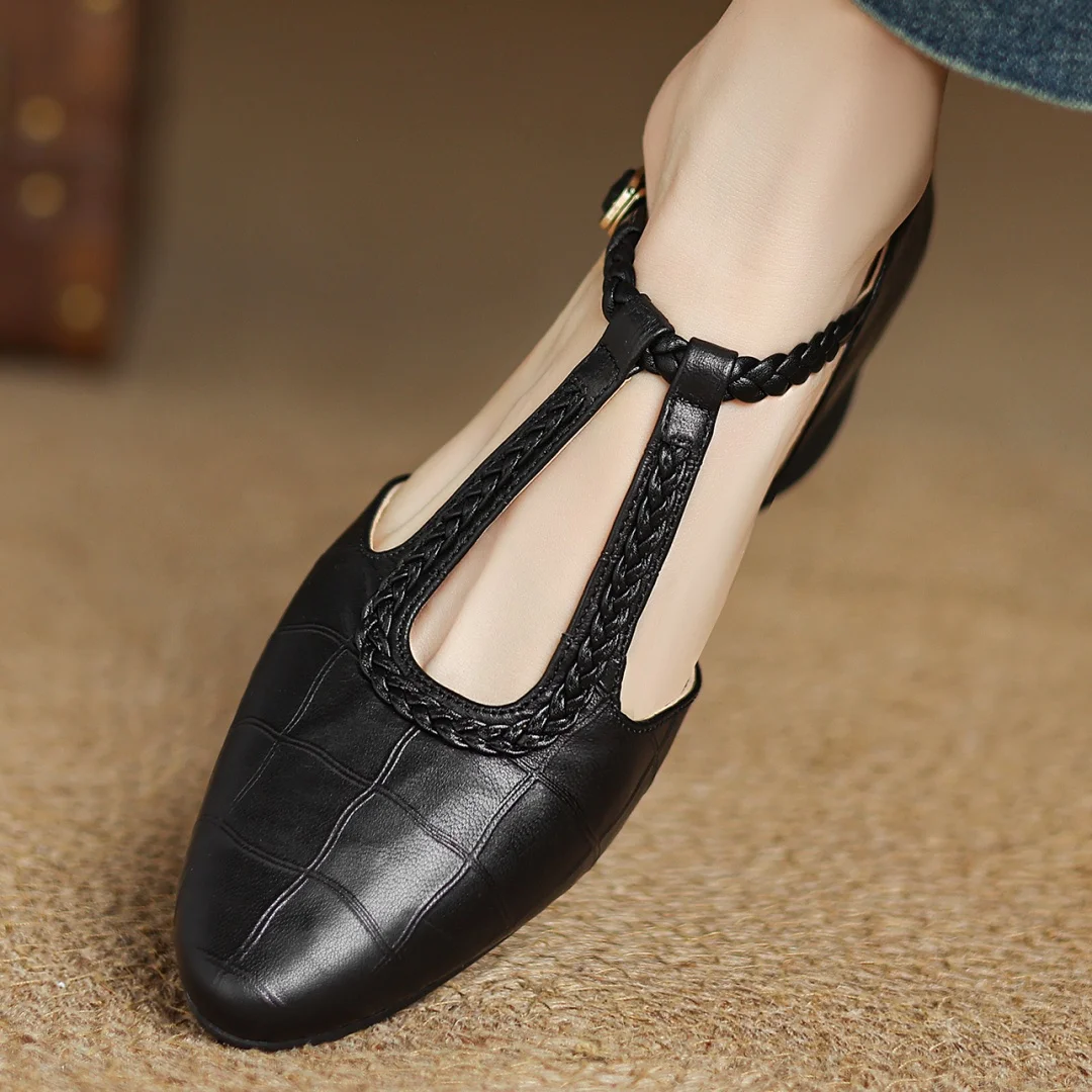 Greta Klassische Leder-T-Steg-Schuhe mit geflochtenem Detail, Nahaufnahme