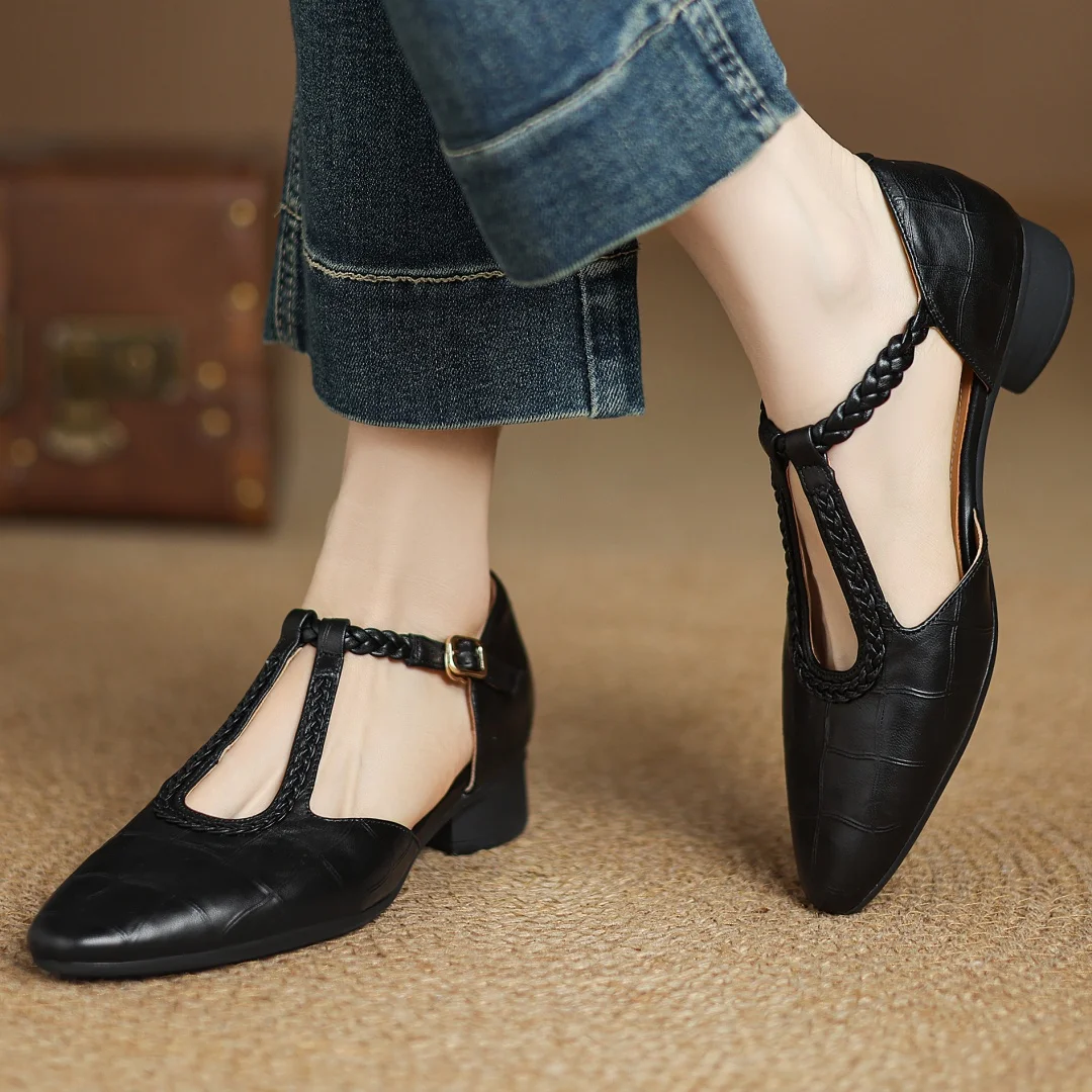 Greta Klassische Leder-T-Steg-Schuhe mit geflochtenem Detail, Seitenansicht