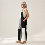 Theresia - Bequeme bedruckte Latzhose - Vorderansicht am Model