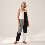 Theresia - Bequeme bedruckte Latzhose - von einem Model getragen