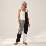 Theresia - Bequeme bedruckte Latzhose - von einem Model getragen