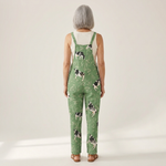 Renate - Bequeme bedruckte Latzhose - Vorderansicht am Model