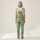 Renate - Bequeme bedruckte Latzhose - Vorderansicht am Model