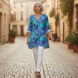Riley | Lange Bluse mit Muster - im Alltag getragen