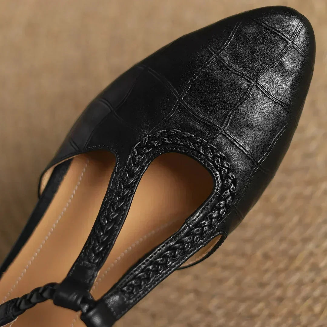 Greta Klassische Leder-T-Steg-Schuhe mit geflochtenem Detail, Produktansicht