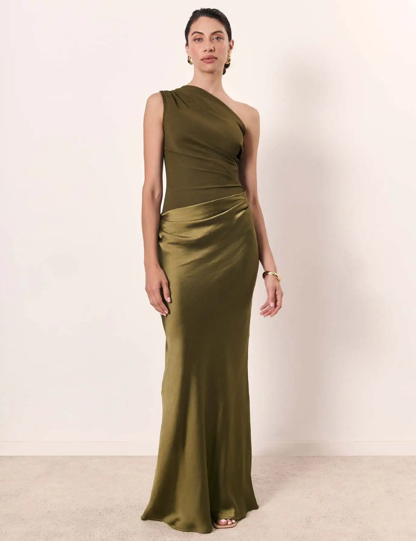 Amber™ – Ein Schulter Satin Maxikleid