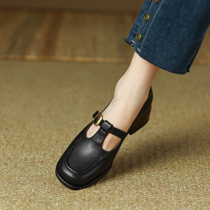 Emilia T-Steg-Schuhe im Vintage-Stil, Nahaufnahme