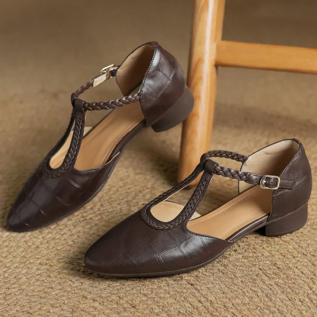 Greta Klassische Leder-T-Steg-Schuhe mit geflochtenem Detail, Vorderansicht
