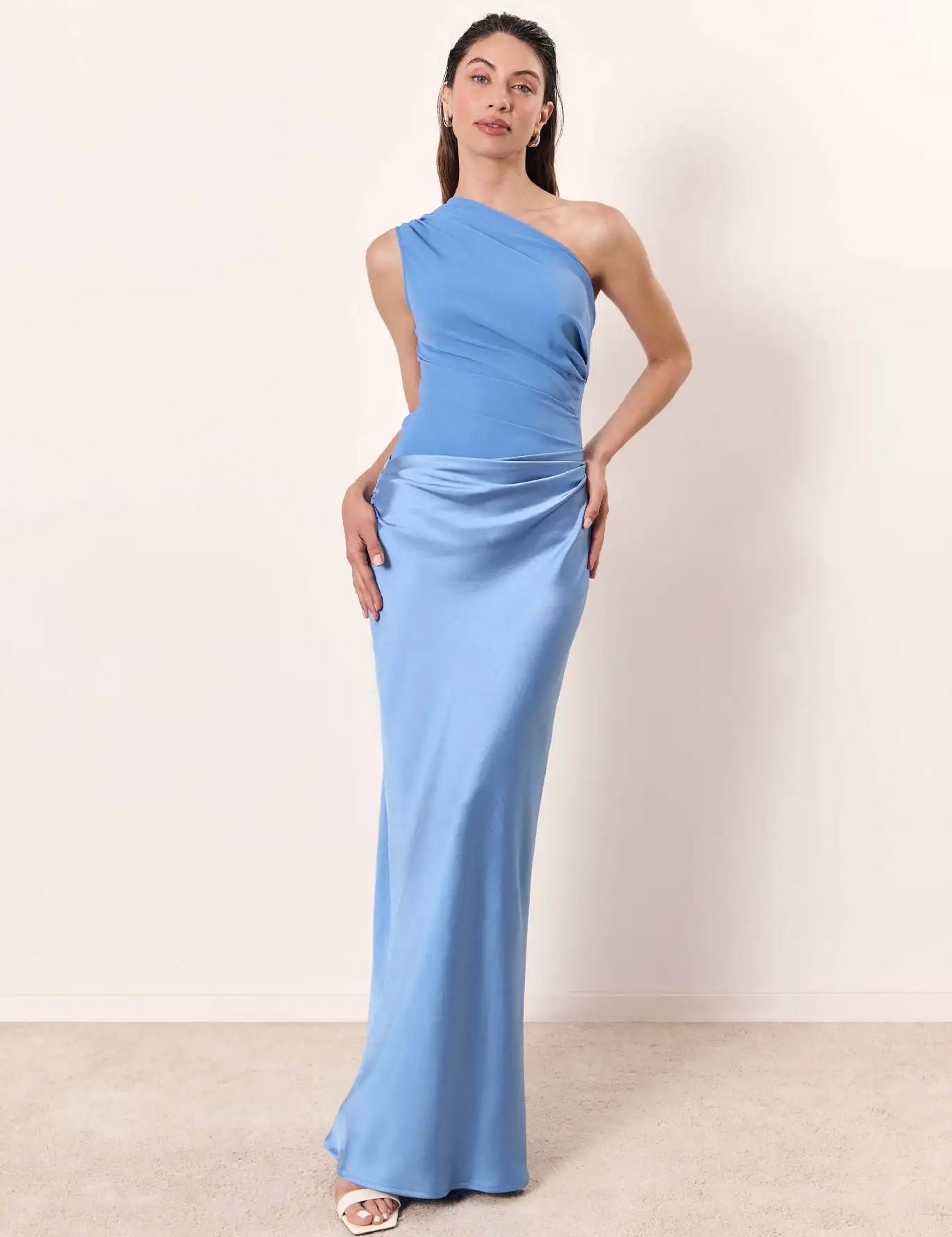 Amber™ – Ein Schulter Satin Maxikleid
