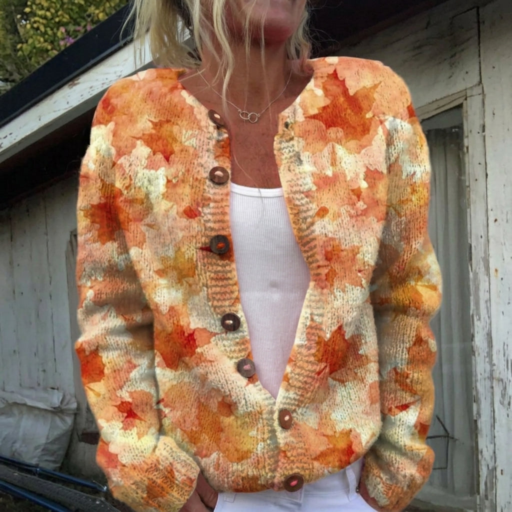 Andrea Strickjacke mit herbstlichem Blättermuster, Vorderansicht