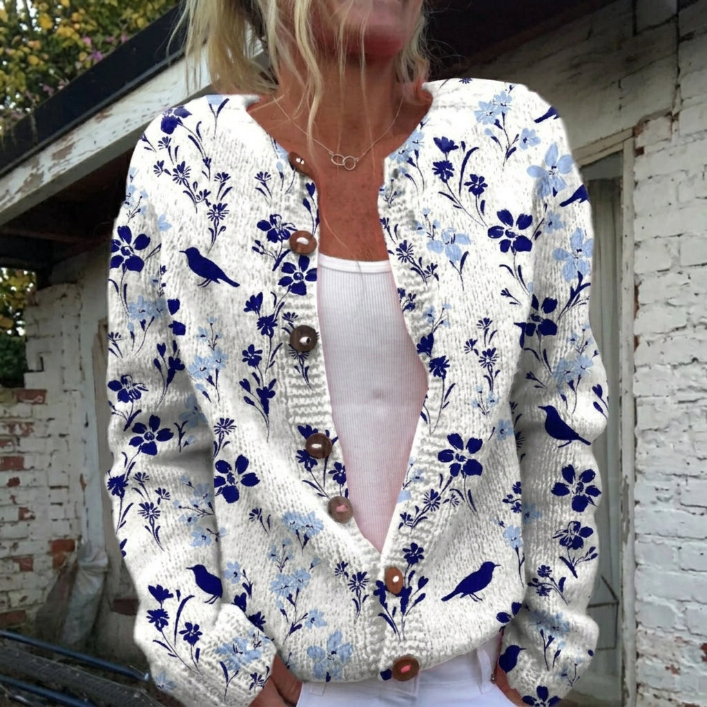 Birgit Weiß-blaue Strickjacke mit Blumen & Vögeln, Vorderansicht