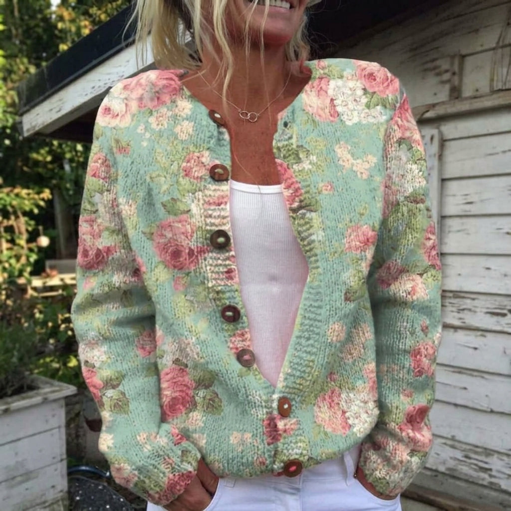 Christa Salbeigrüne Strickjacke mit Rosenmuster, Vorderansicht