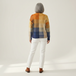 Dagmar Strickjacke mit Blockmuster in Ocker & Blau, Rückansicht