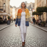 Dagmar Strickjacke mit Blockmuster in Ocker & Blau, im Alltag getragen