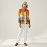 Dagmar Strickjacke mit Blockmuster in Ocker & Blau, Vorderansicht