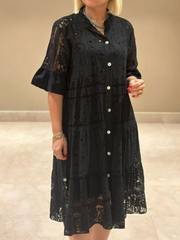 Emberly – Locker sitzendes Kleid mit Stickerei und Knopfleiste