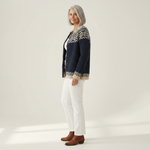 Gisela Dunkelblaue Strickjacke mit Schneesternmuster, Seitenansicht