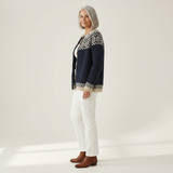 Gisela Dunkelblaue Strickjacke mit Schneesternmuster, Seitenansicht