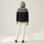 Gisela Dunkelblaue Strickjacke mit Schneesternmuster, Rückansicht
