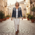 Gisela Dunkelblaue Strickjacke mit Schneesternmuster, im Alltag getragen