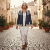 Gisela Dunkelblaue Strickjacke mit Schneesternmuster, im Alltag getragen