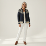 Gisela Dunkelblaue Strickjacke mit Schneesternmuster, Vorderansicht