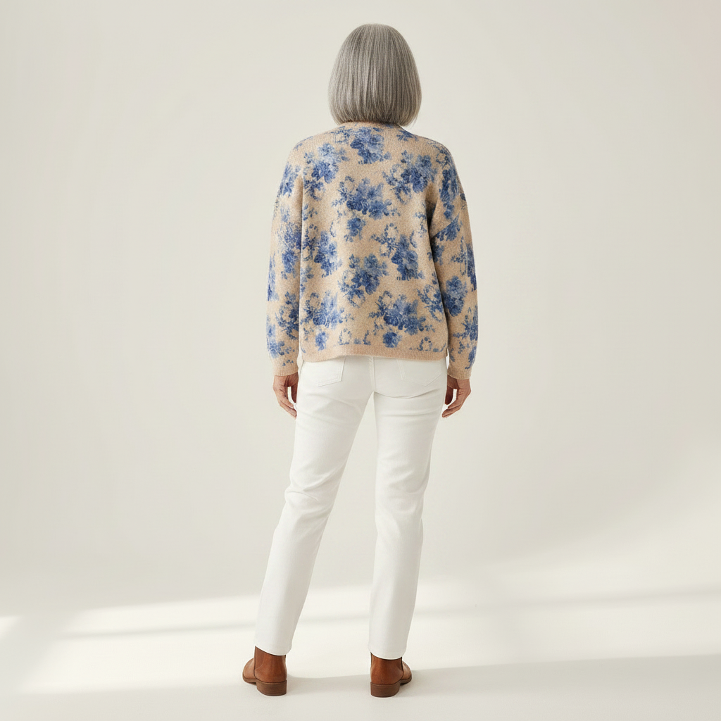 Heike Cremefarbene Strickjacke mit blauen Blüten, Rückansicht