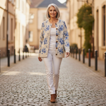 Heike Cremefarbene Strickjacke mit blauen Blüten, im Alltag getragen
