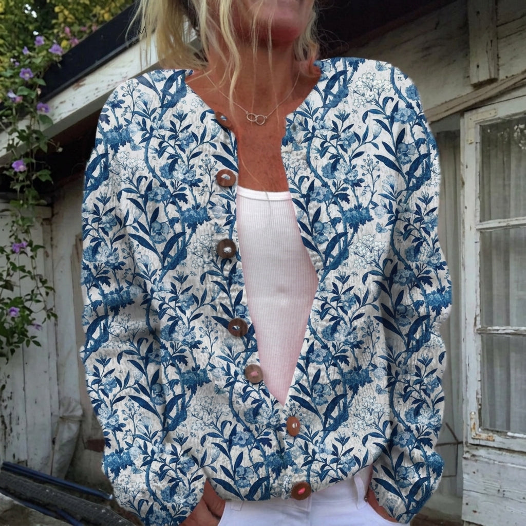 Ingrid Blau-weiße Strickjacke mit Blumen & Vögeln, Vorderansicht