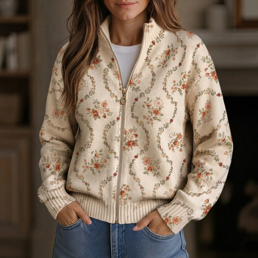 Ingrid Strickjacke mit zarten Blumenranken, Vorderansicht