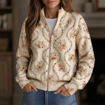 Ingrid Strickjacke mit zarten Blumenranken, Vorderansicht