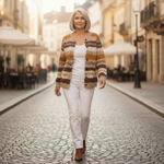 Marlene Strickjacke mit Streifen in Braun & Creme, im Alltag getragen