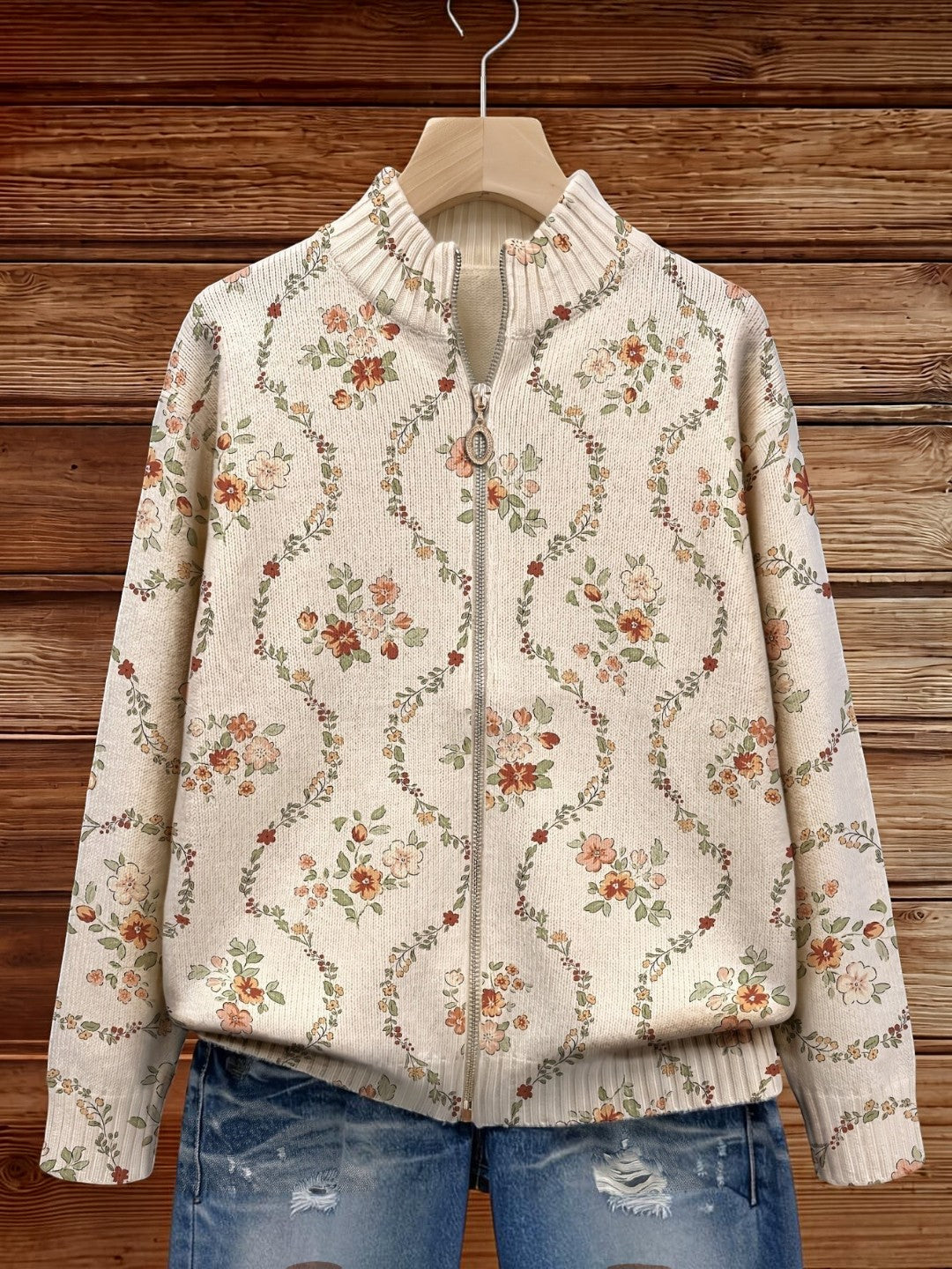 Ingrid Strickjacke mit zarten Blumenranken, Nahaufnahme