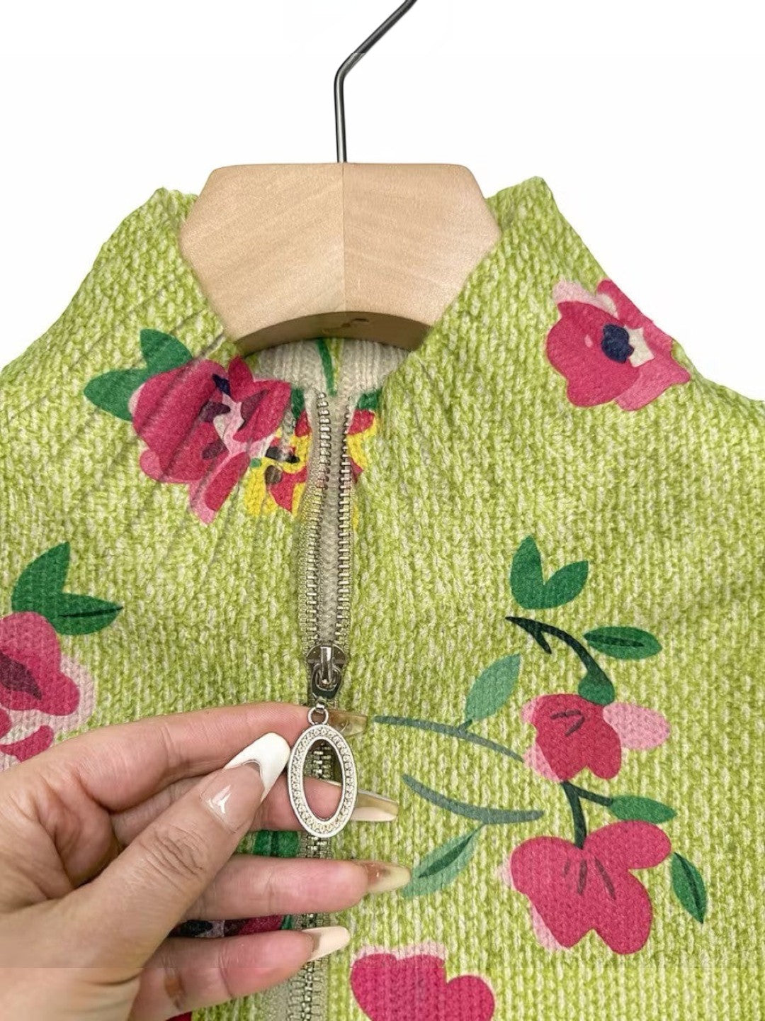 Elke Grüne Strickjacke mit Blumenmuster, Detailansicht