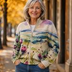 Heike Strickjacke mit Distel- und Landschaftsmotiv, Seitenansicht