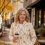 Ingrid Strickjacke mit zarten Blumenranken, Seitenansicht