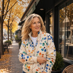 Anja Strickjacke mit buntem Blättermuster, Seitenansicht