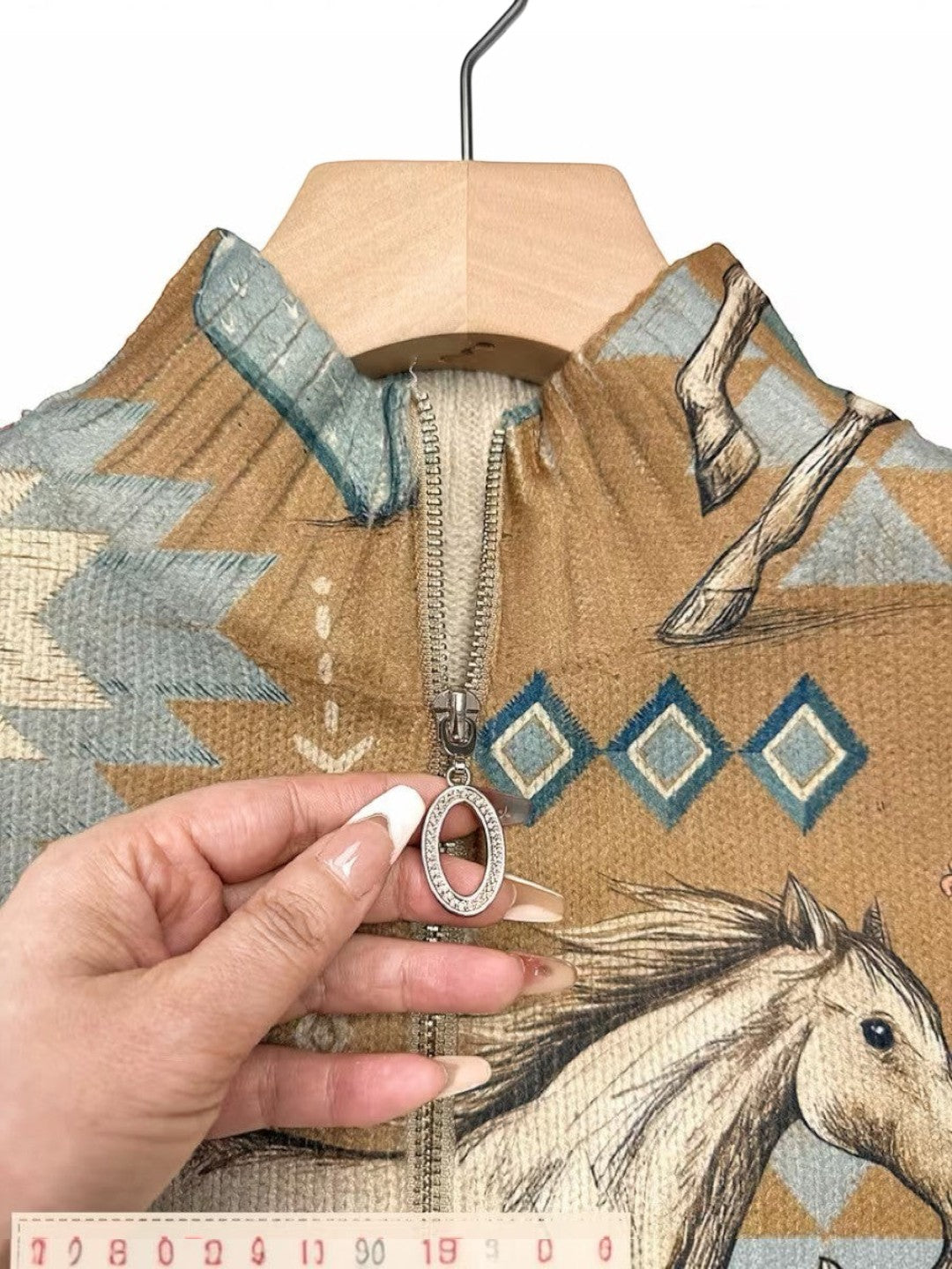 Brigitte Strickjacke mit Pferde- und Kakteenmotiv, Detailansicht