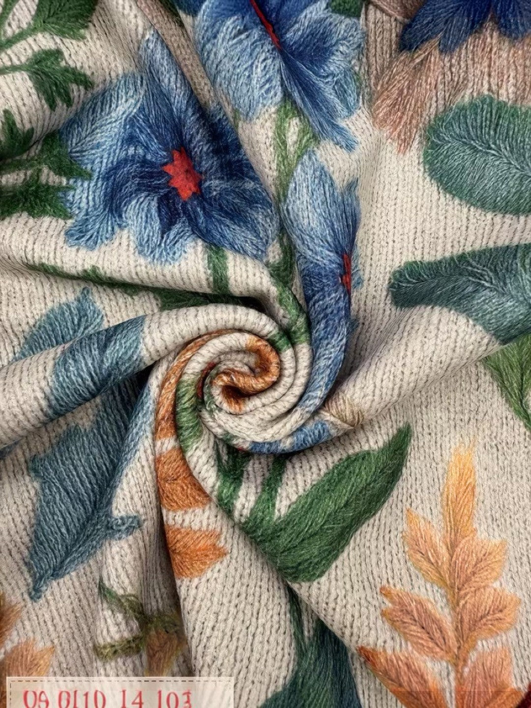 Birgit Strickjacke mit botanischem Blumenmuster, Nahaufnahme