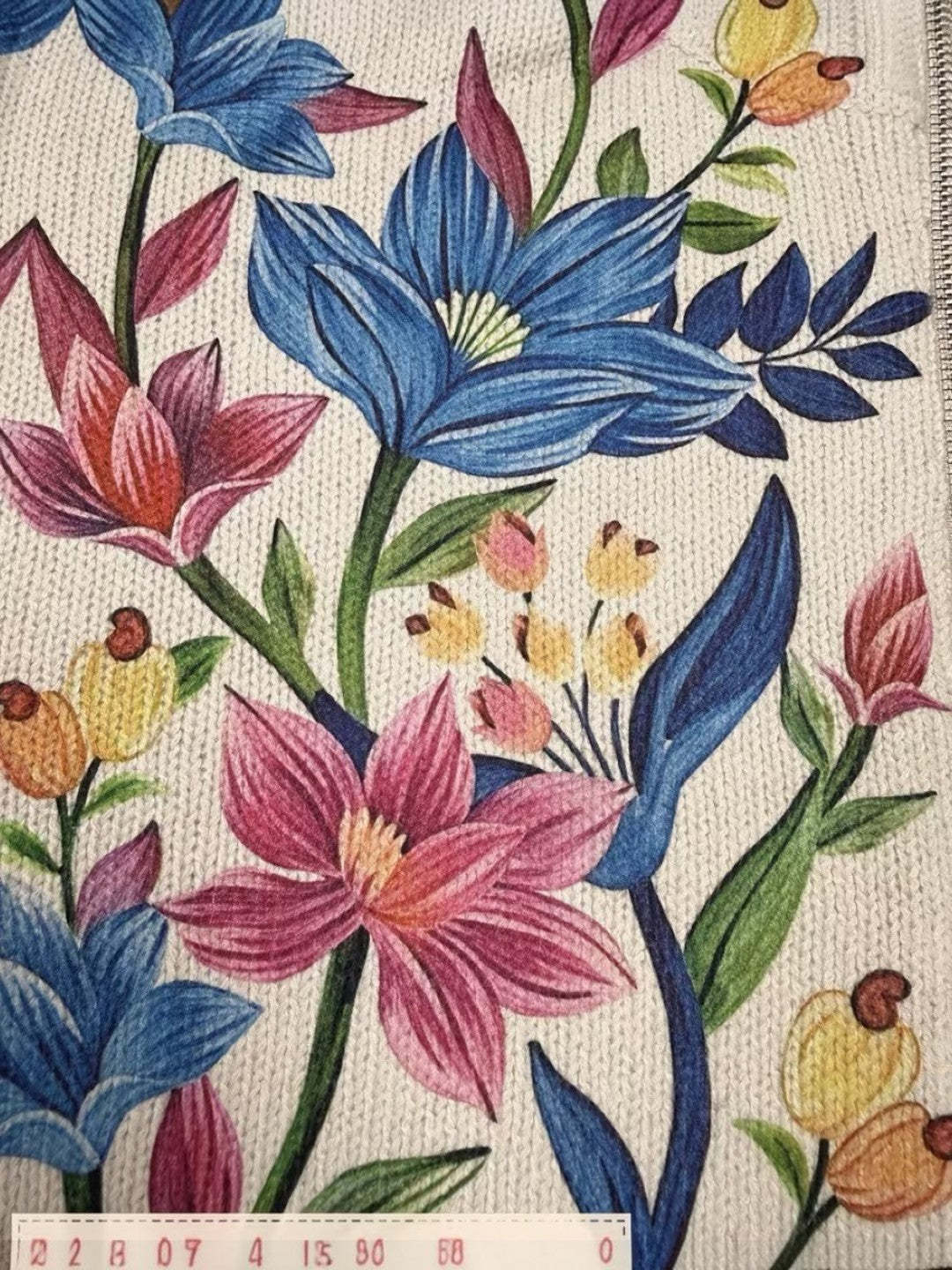 Birgit Strickjacke mit botanischem Blumenmuster, Produktansicht