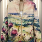 Heike Strickjacke mit Distel- und Landschaftsmotiv, Nahaufnahme