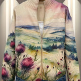 Heike Strickjacke mit Distel- und Landschaftsmotiv, Nahaufnahme